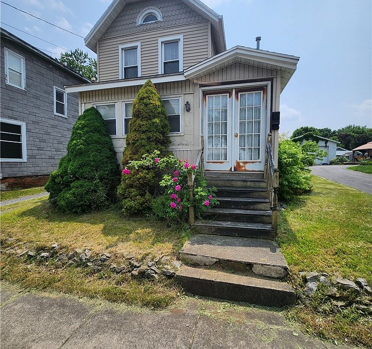1st image of 409 W Main St
