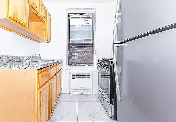 4th image of 275 Clarkson Ave #304