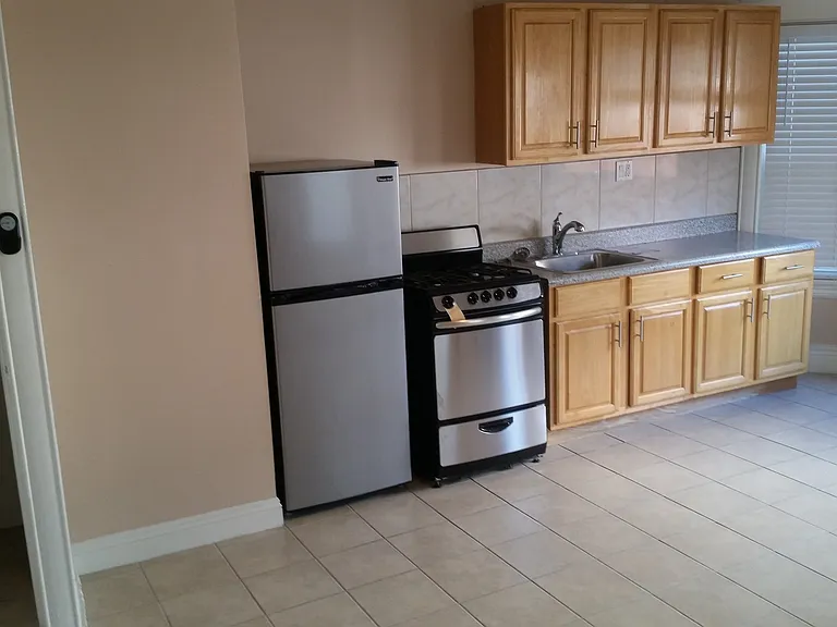 744 Pine Ave — Photo 2