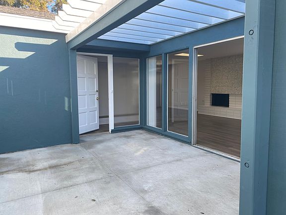 Courtyard with direct Access to front door and living room