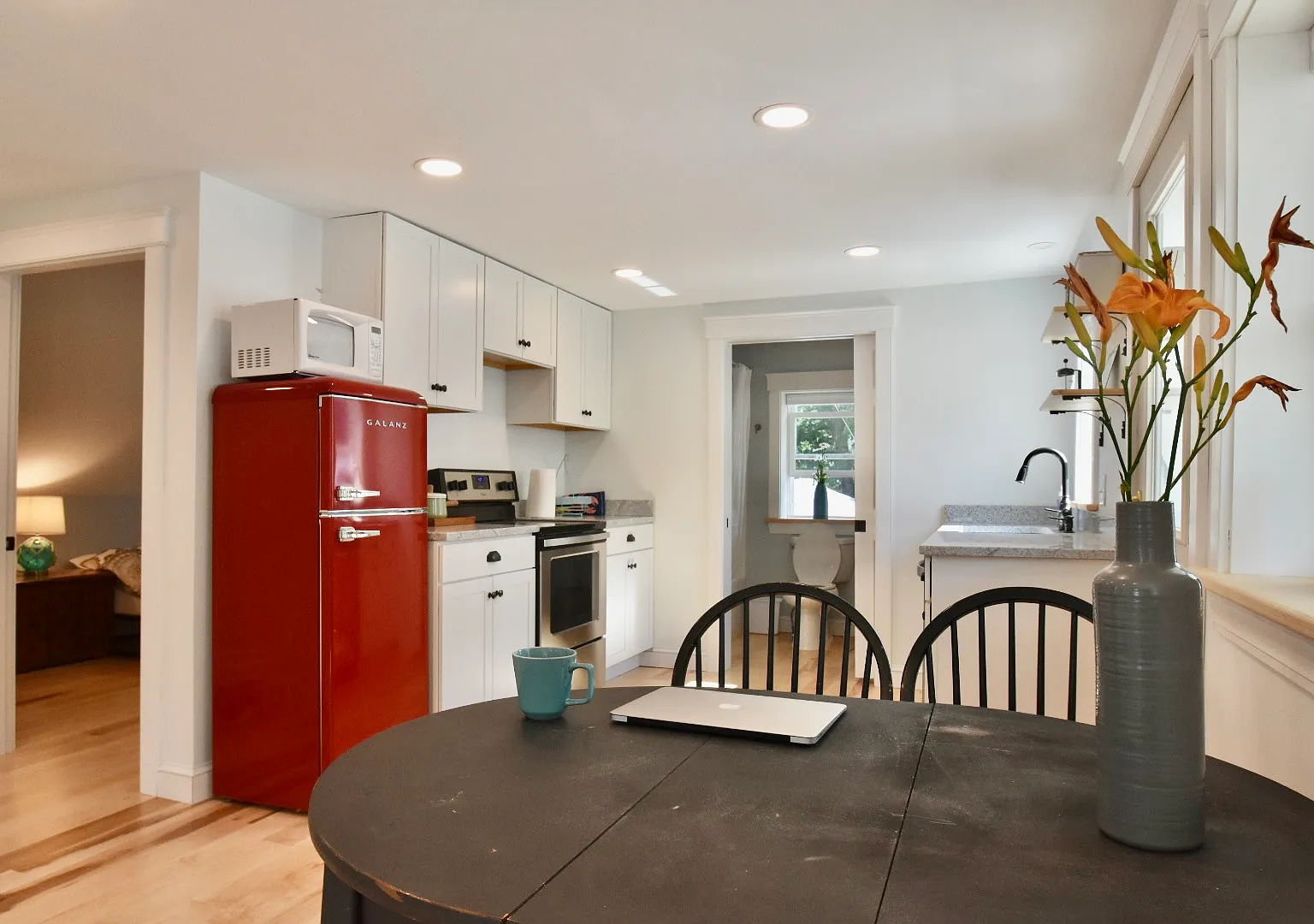 2 bed, 850 sqft, $2,400 — Photo 2