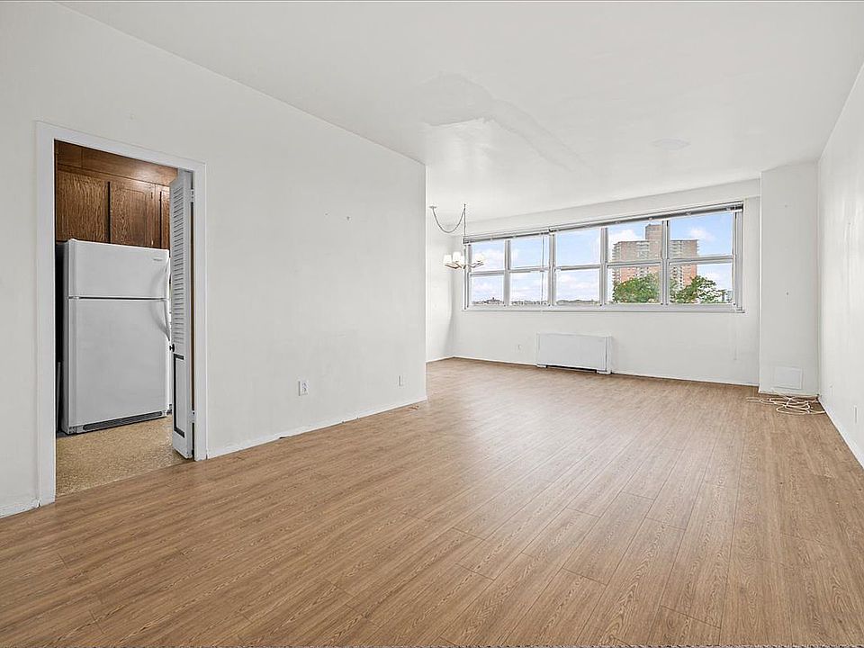 1st image of 555 Kappock St APT 3T