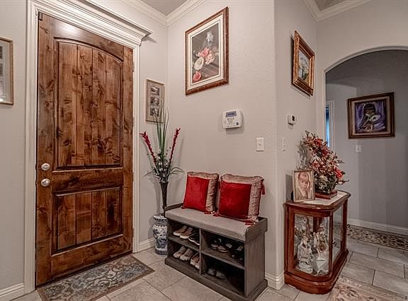 4th image of 618 Donna Cir