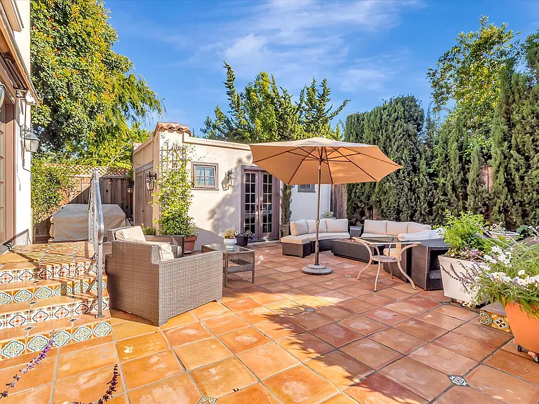 1568 Mariposa Ave — Photo 43