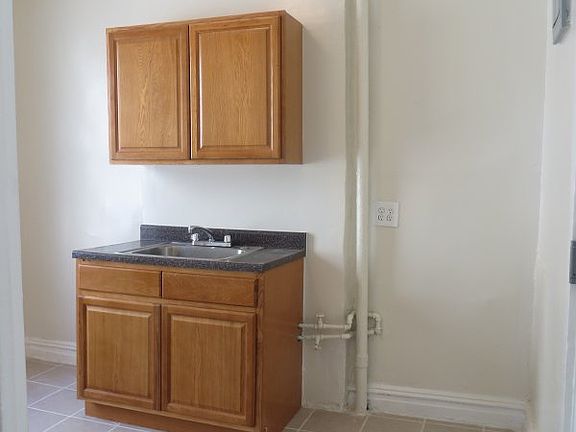 5th image of 718 Penfield St APT 3F