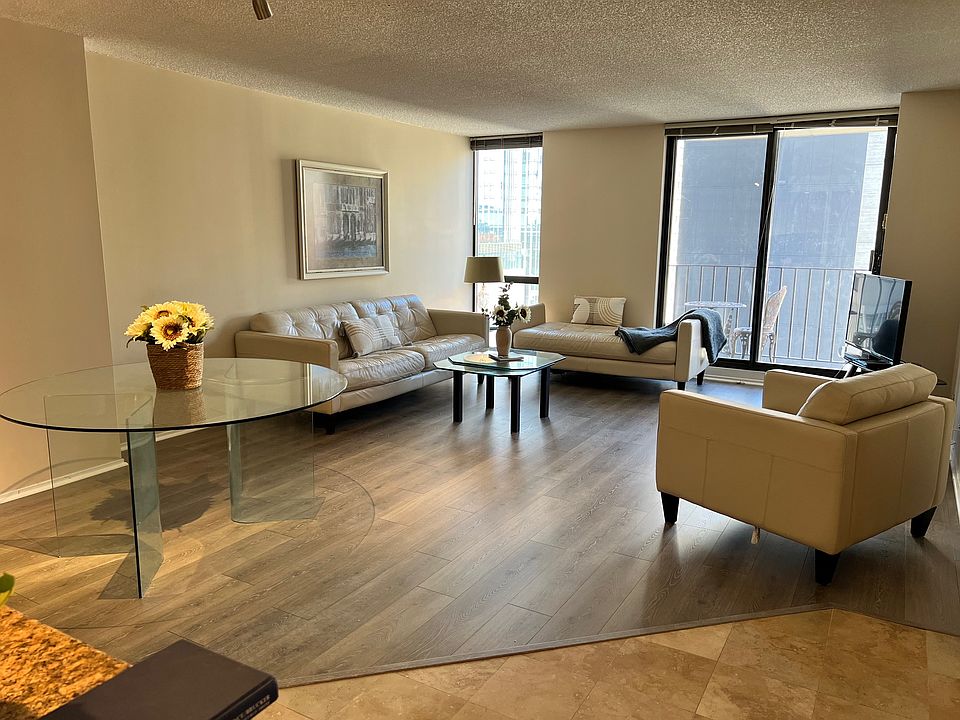 Large, Open concept Living and Dining Room