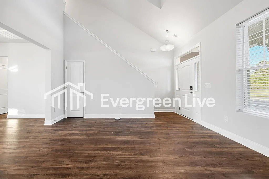 4 bed, 2.0 bath, 1982 sqft, $1,845 — Photo 3