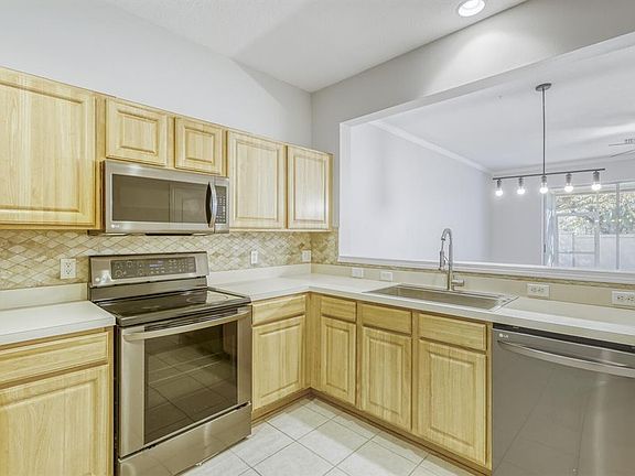 5th image of 4908 Pond Ridge Dr