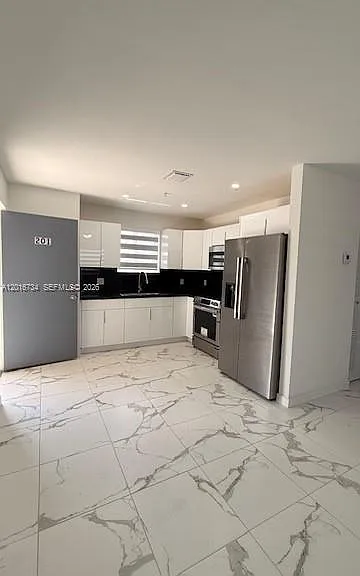 811 E 52nd St #102 — Photo 18