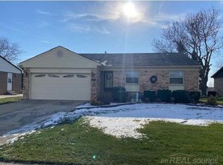 18516 Ash Creek Dr, Macomb, MI 48044