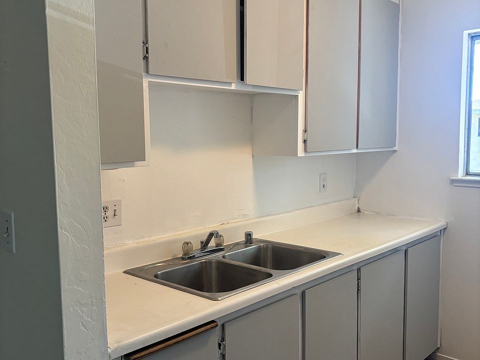 2nd image of 1930 Duxburry Ln APT 4
