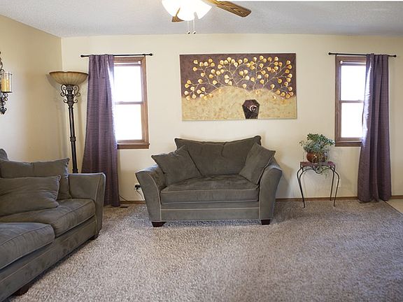 3rd image of 1101 N Parkway Dr