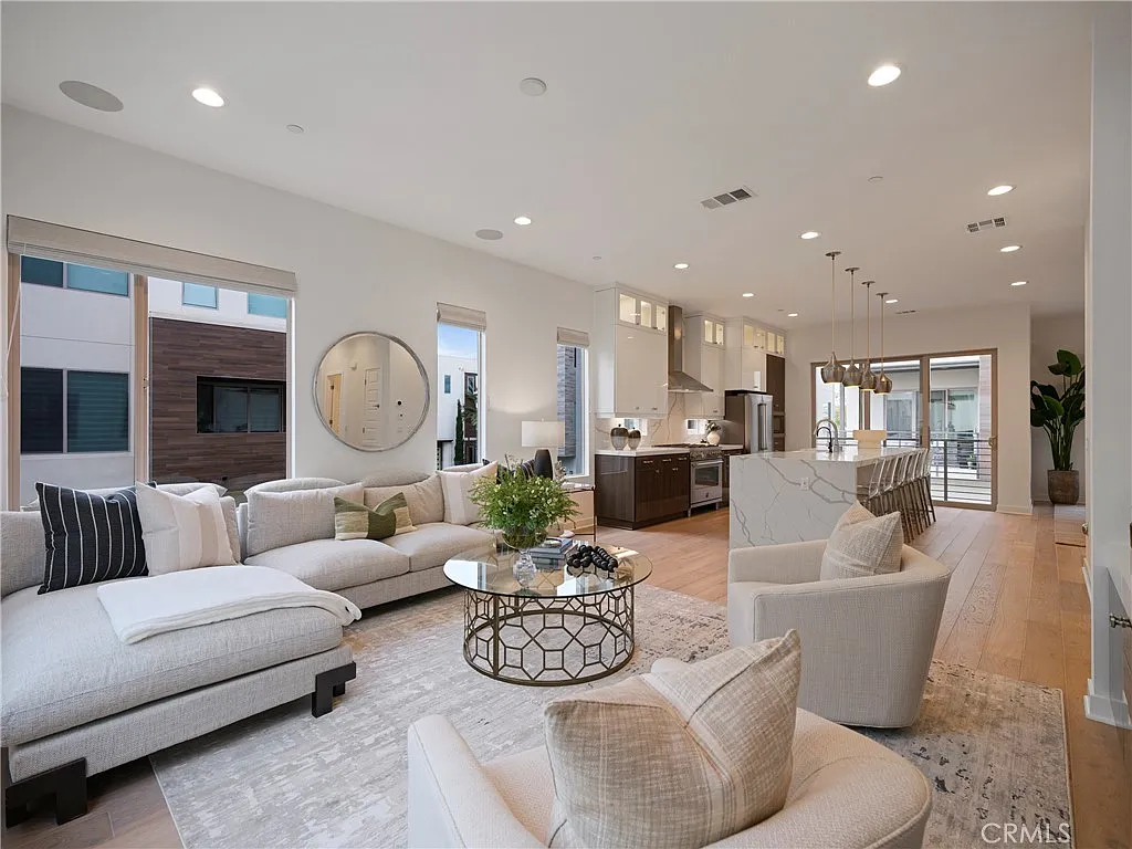 3 bed, 3.5 bath, 2229 sqft, $9,000 — Photo 2