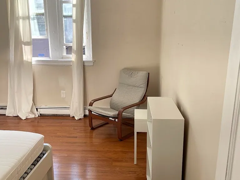 452 Park Dr — Photo 2