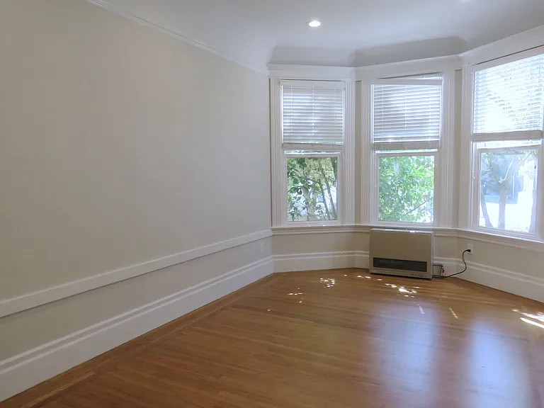619 Clayton St — Photo 8