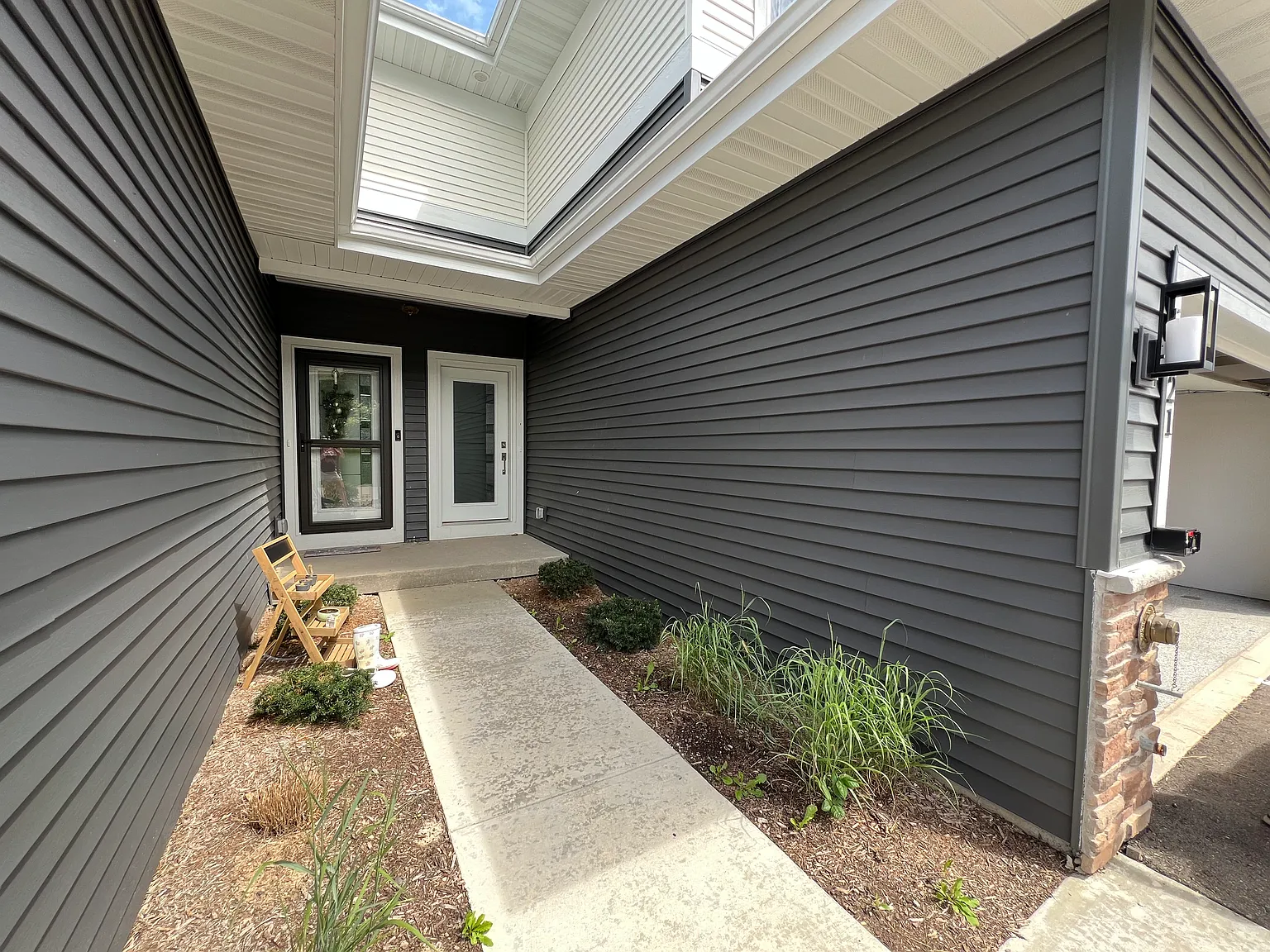 Private Entry townhome with 3 bedrooms and 2 full/2half baths w/ 2 car garage — Photo 3