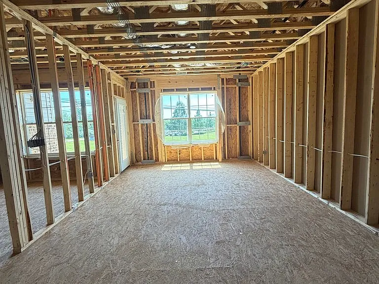 300 Lindenhurst Dr — Photo 10