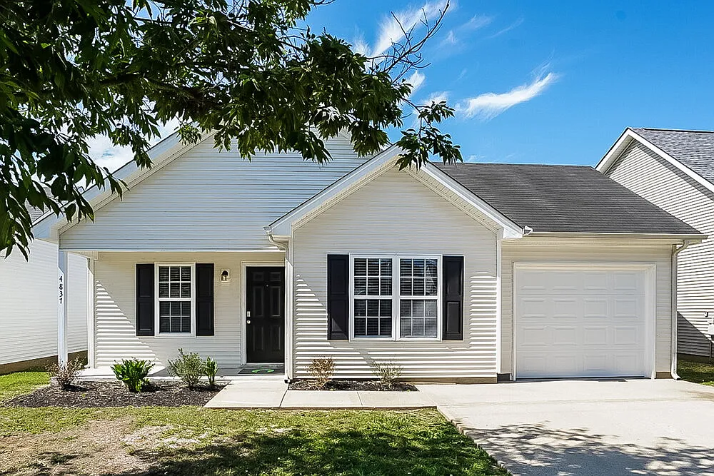 3 bed, 2.0 bath, 1112 sqft, $1,905 — Photo 1