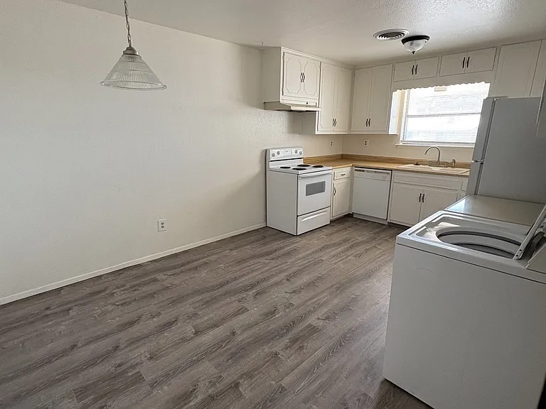 Dining area/Kitchen