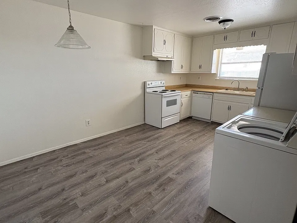 Dining area/Kitchen