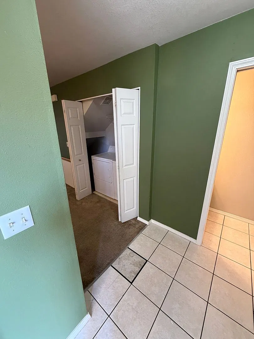 (867) 479 NE Conifer Blvd - 3 Bed / 1.5 Bath Townhome — Photo 3