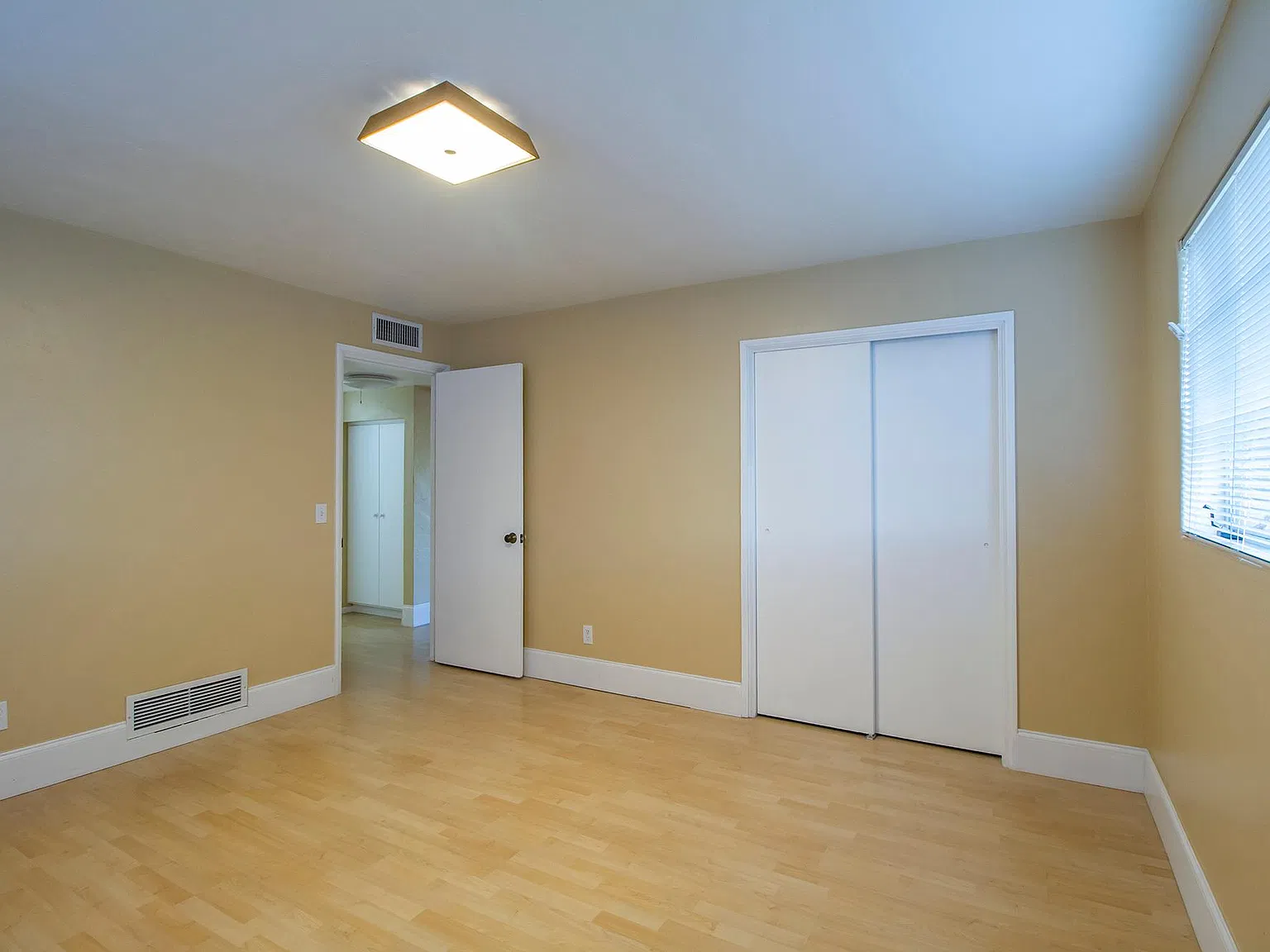 4325 E Elmwood St — Photo 2