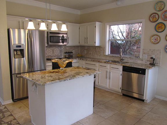 3rd image of 831 Lakeview Dr
