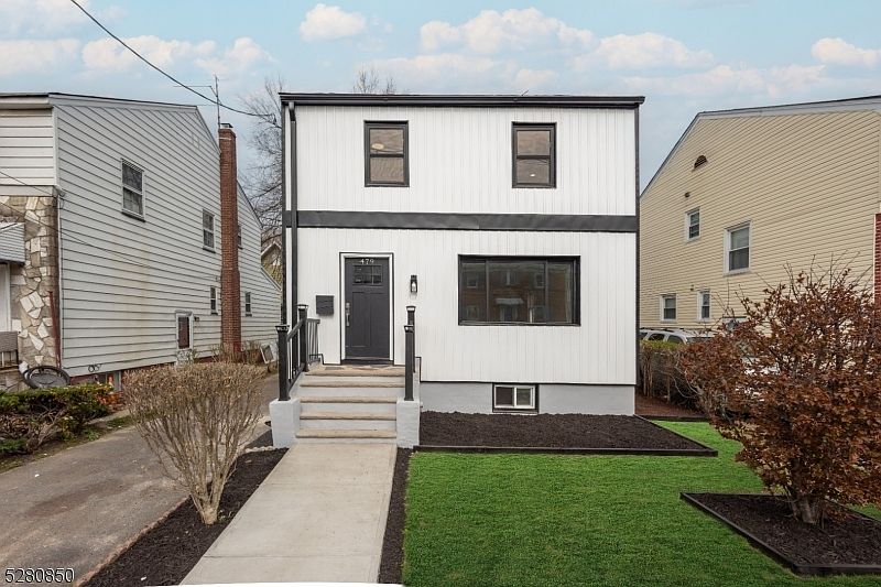 1st image of 479 Leslie St