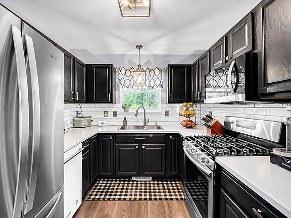 3rd image of 1303 Russell Ct