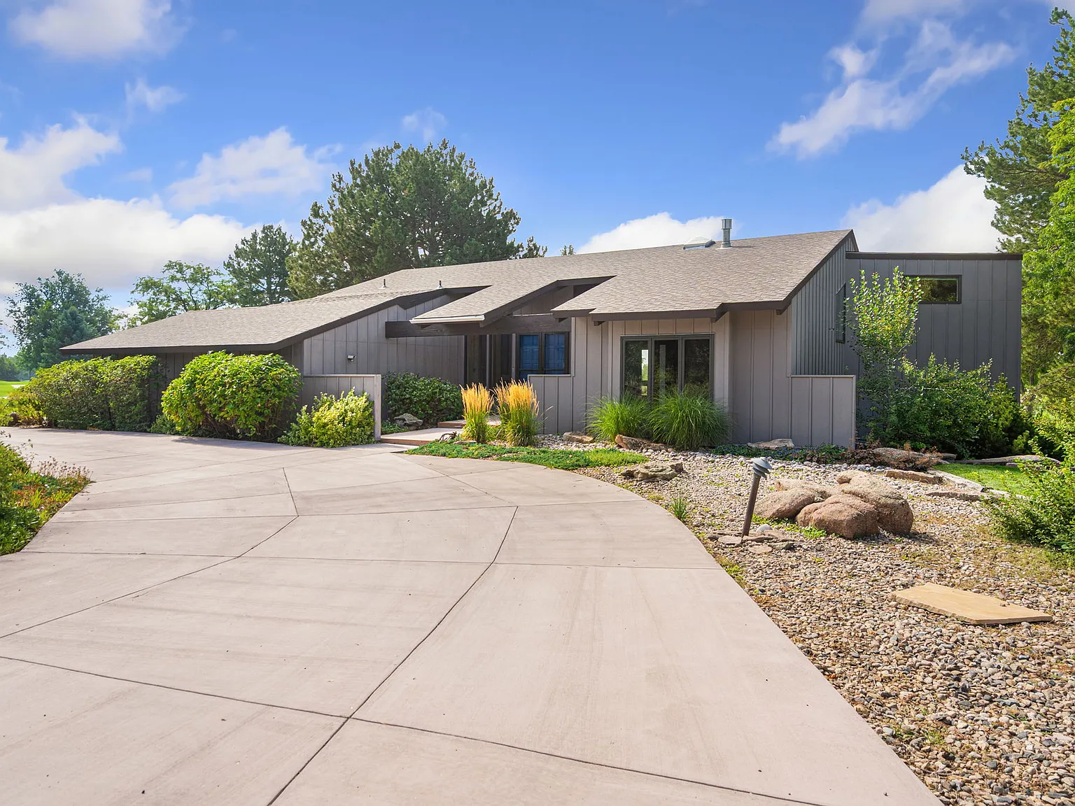 3 bed, 1942 sqft, $3,000 — Photo 1