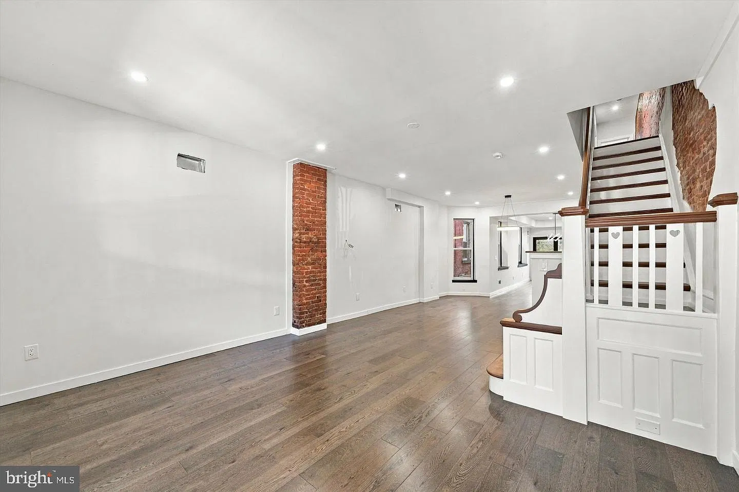 4 bed, 3.0 bath, 2412 sqft, $3,200 — Photo 3