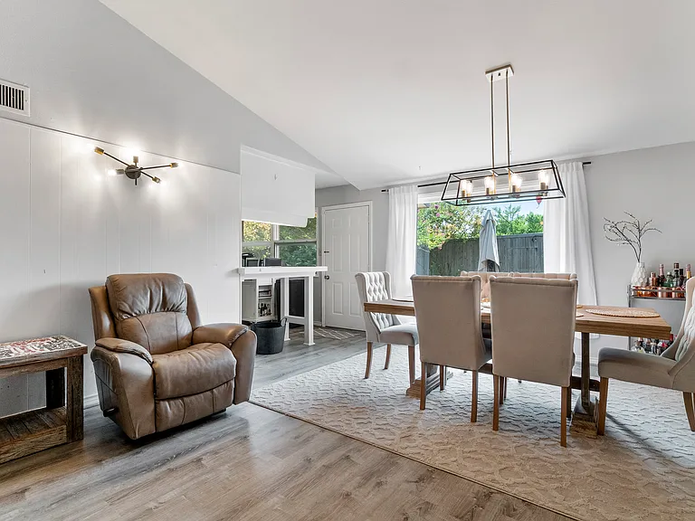 1511 Meadow View Dr — Photo 8
