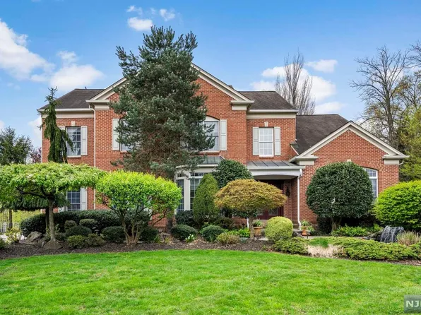 73 Poplar Dr, Paramus, NJ 07652