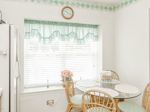 5th image of 52 Aberdare Ct Unit 3