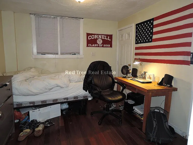 72 Hillside St — Photo 2