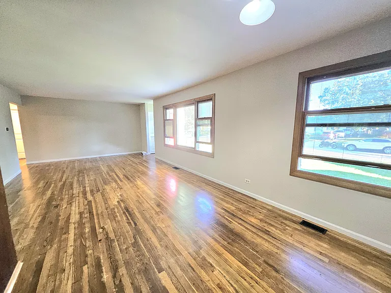 220 Kingman Ln — Photo 2