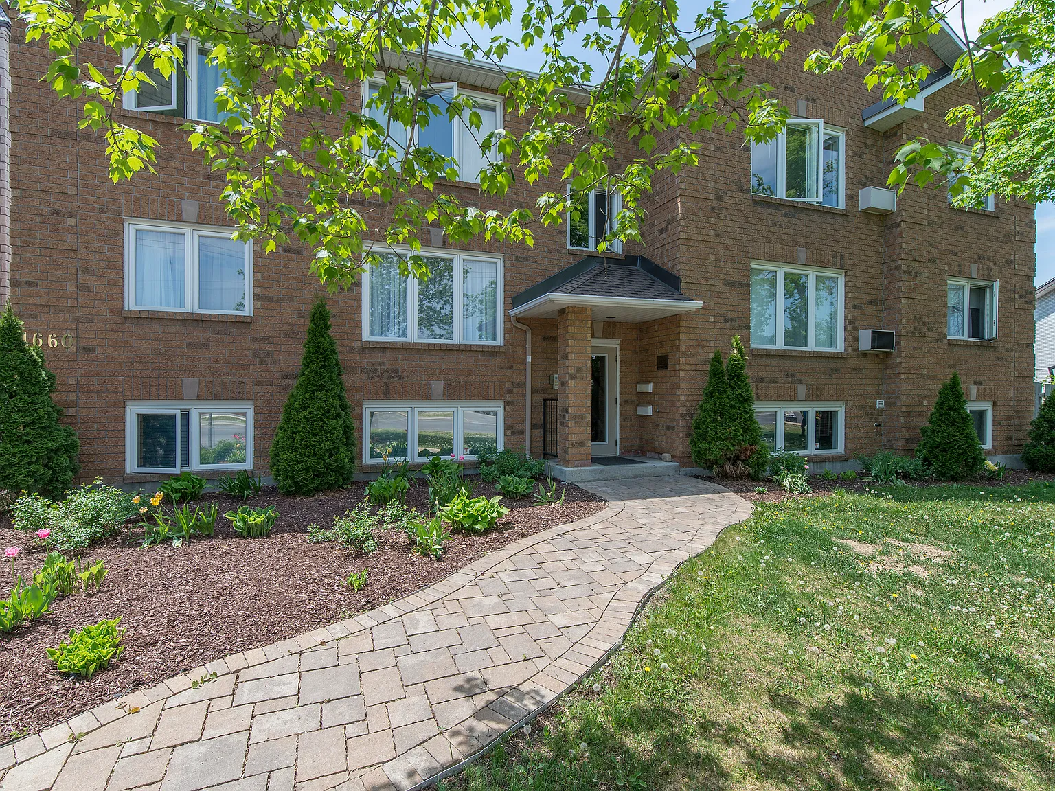 1660 Russell Rd — Photo 3
