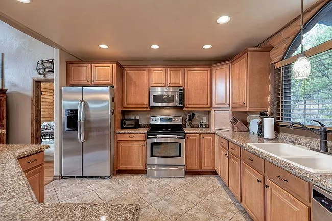 2290 S Victoria Cir — Photo 2