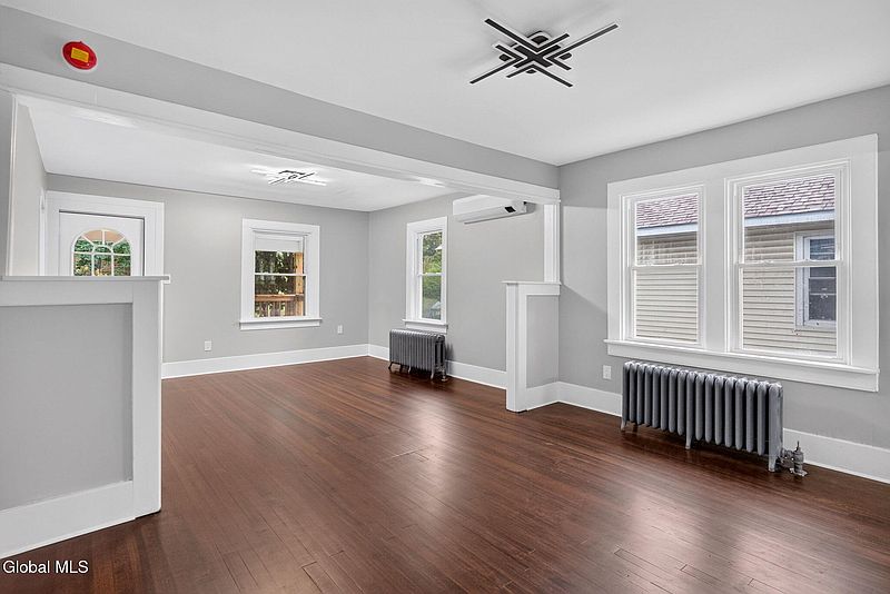 4th image of 2839 Broadway