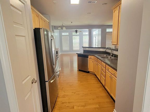 4th image of 325 Majesty Ct