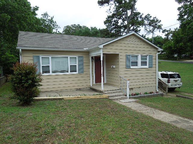 1st image of 415 Woodlawn Ave