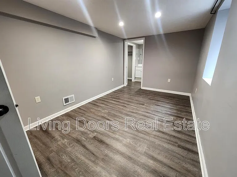 837 Peach St — Photo 17