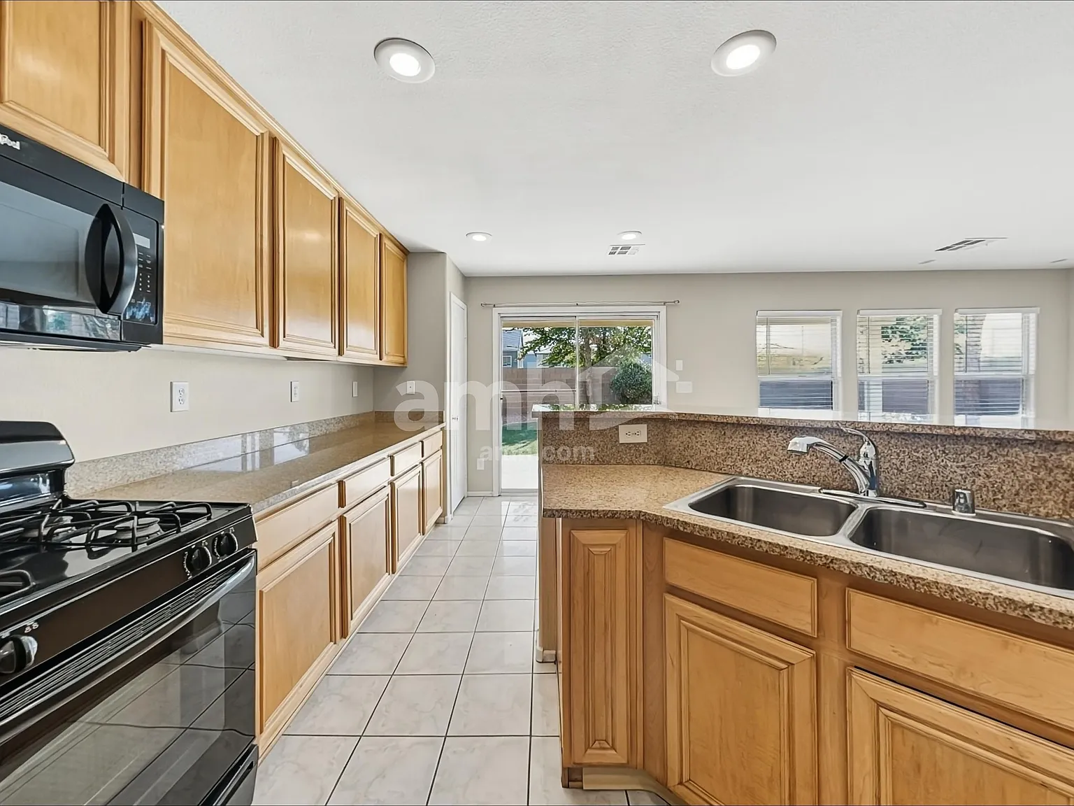 4 bed, 2.5 bath, 2543 sqft, $2,445 — Photo 4