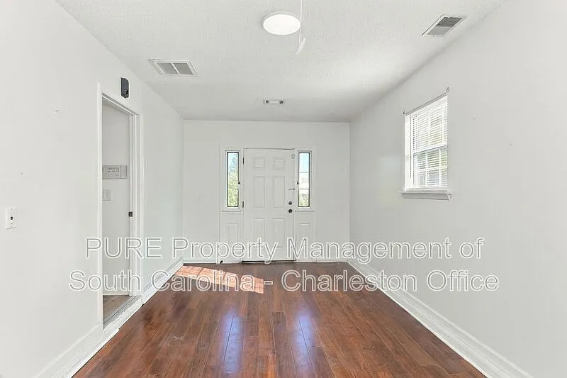 3 bed, 2.0 bath, 1193 sqft, $2,200 — Photo 2