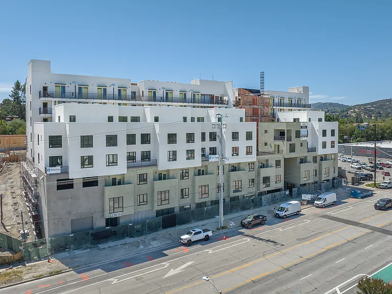 Woodlake Apartments — Photo 2