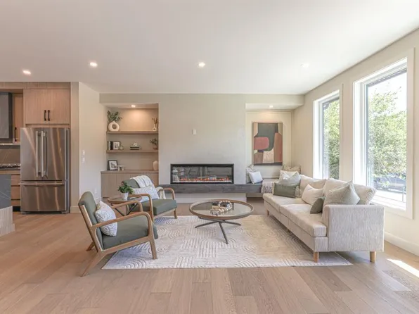 147 E Heston St NW, Calgary, AB T2K 2C5