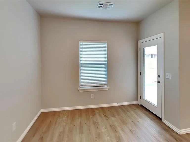 6904 Labelle Dr — Photo 5
