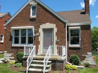 1560 Brys Dr, Grosse Pointe Woods, MI 48236