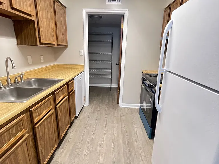 Pecan Manor Apartments — Photo 34