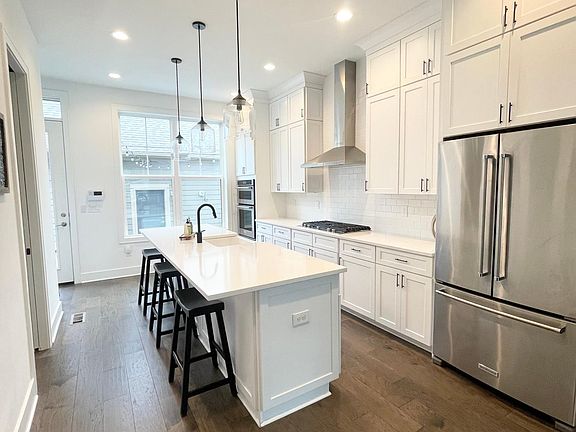 2nd image of 932 Pullman Pl